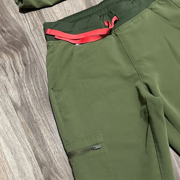 Women’s Figs Green Scrub Set XS – Stylish & Comfortable Medical Uniform. - Picture 7 of 9